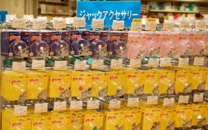 棚いっぱいの商品はとてもカラフル。 棚いっぱいの商品はとてもカラフル。