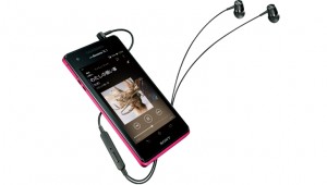 Xperia AX SO-01E。