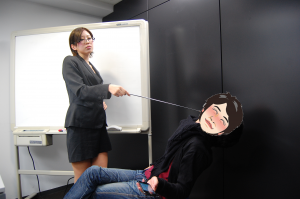 ふ～ん、それが先生のお話を聞く態度なの？どうなの？このブタ野郎！