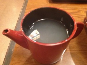 食べ終わる頃に、店員さんがそば湯を持ってきてくれました。