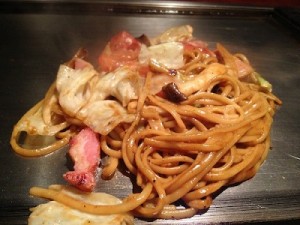 エリンギと厚切りベーコンのトマト焼きそば。