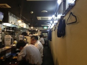 平日の夜遅い時間だったにも関わらず店内はかなりの賑わいでした。