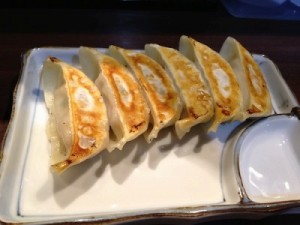 サイドメニューの宇都宮餃子も注文しました。