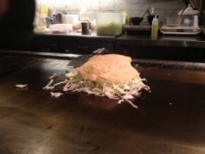 広島焼き（イカ入り）作り中。