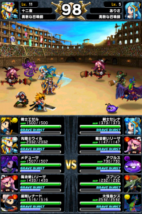 アリーナバトル。通常のクエストとは違い、ユニットを操作することはできない。勝利していくことで階級があがり、レアアイテムを手に入れる事ができる。 戦いに勝つとアリーナバトルポイントが増え、負ければ減ってしまう。