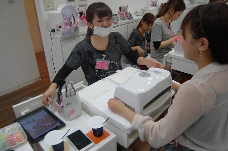 アットホームなかんじでネイルが進んでいきます アットホームなかんじでネイルが進んでいきます