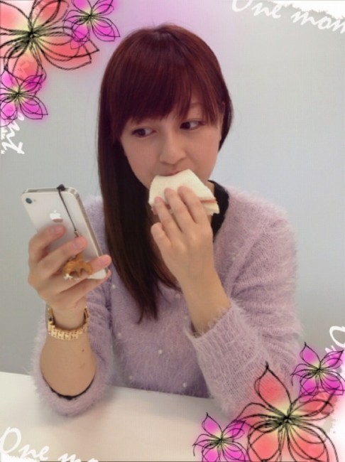 サンドイッチを頬張るありさちゃん