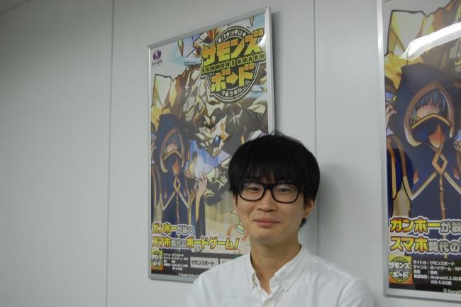 サモンズボードのポスターの前でパチリッ！