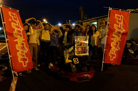 スタート前にレースクイーンとの撮影も！