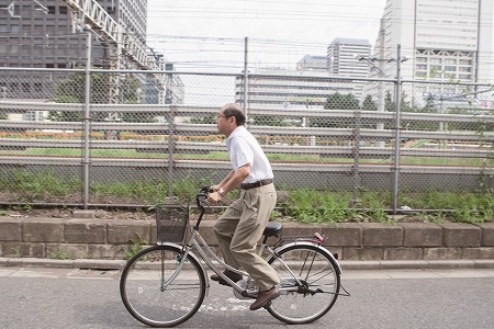 自転車で移動する桐谷さん。