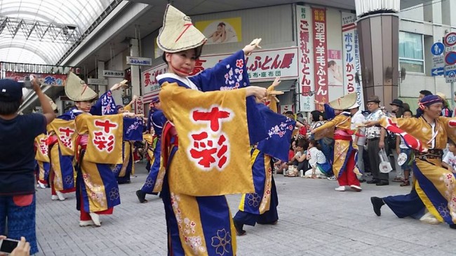 踊り子たち。見た目以上に激しい踊りします。
