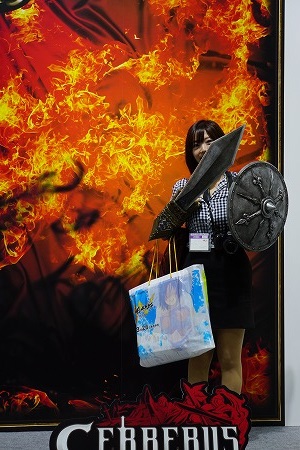 戦士気分で写真撮影できます！（複数武器が用意されています。）