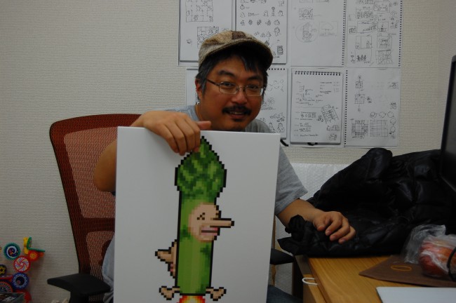 ゲーム内のキャラクター「アスパラさん」と木村祥朗氏