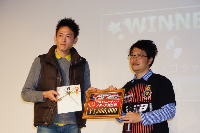 勝利の瞬間をパチリ