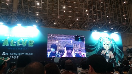 VR（ヴァーチャルリアリティ）空間の中で初音ミクのステージを体感できる！