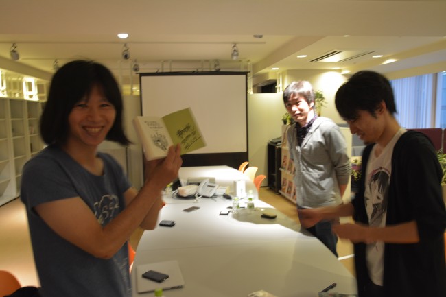 本にサインしてもらってにっこりのレビュアー、高野氏
