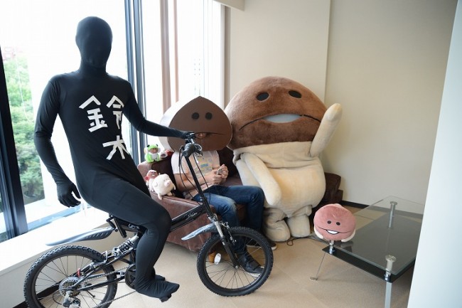 チャリ走・鈴木、なめこの広報担当・ダンボールなめこ氏、なめこが編集部に襲来！