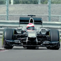 ジェンソン・バトンが幅180cmのF1マシンでわずか“240cm”のスペースをフルアクセルで駆け抜ける動画がすごいの画像