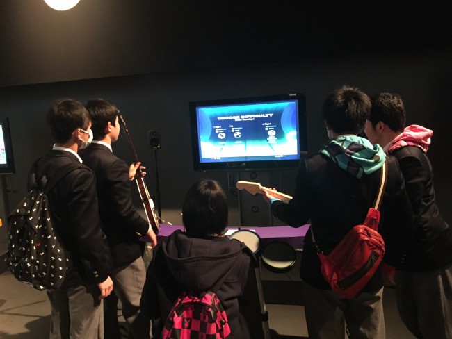 学生たちが音ゲーをプレイ！未来を感じる瞬間…！