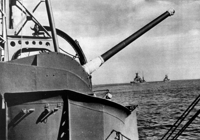 1939-1942年 12cm単装高角砲　後方は古鷹と衣笠 画像出典：https://ja.wikipedia.org/wiki/加古_(重巡洋艦)