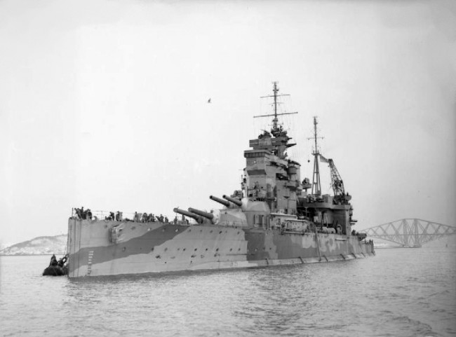 クイーン・エリザベス (戦艦) 画像出典：https://ja.wikipedia.org/wiki/クイーン・エリザベス_(戦艦) 