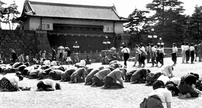玉音放送を聴き、泣き崩れる国民 画像出典：http://ironna.jp/article/1855