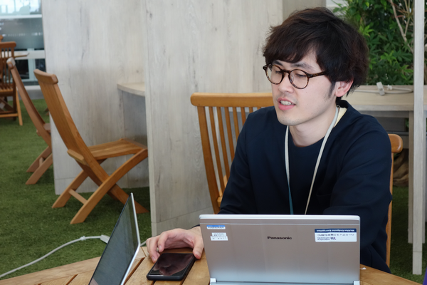 吾妻氏。入社時のお話を語る。